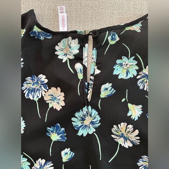 Xhilaration Black Floral Flutter Sleeve Top. Size S/P. - Picture 7 of 10